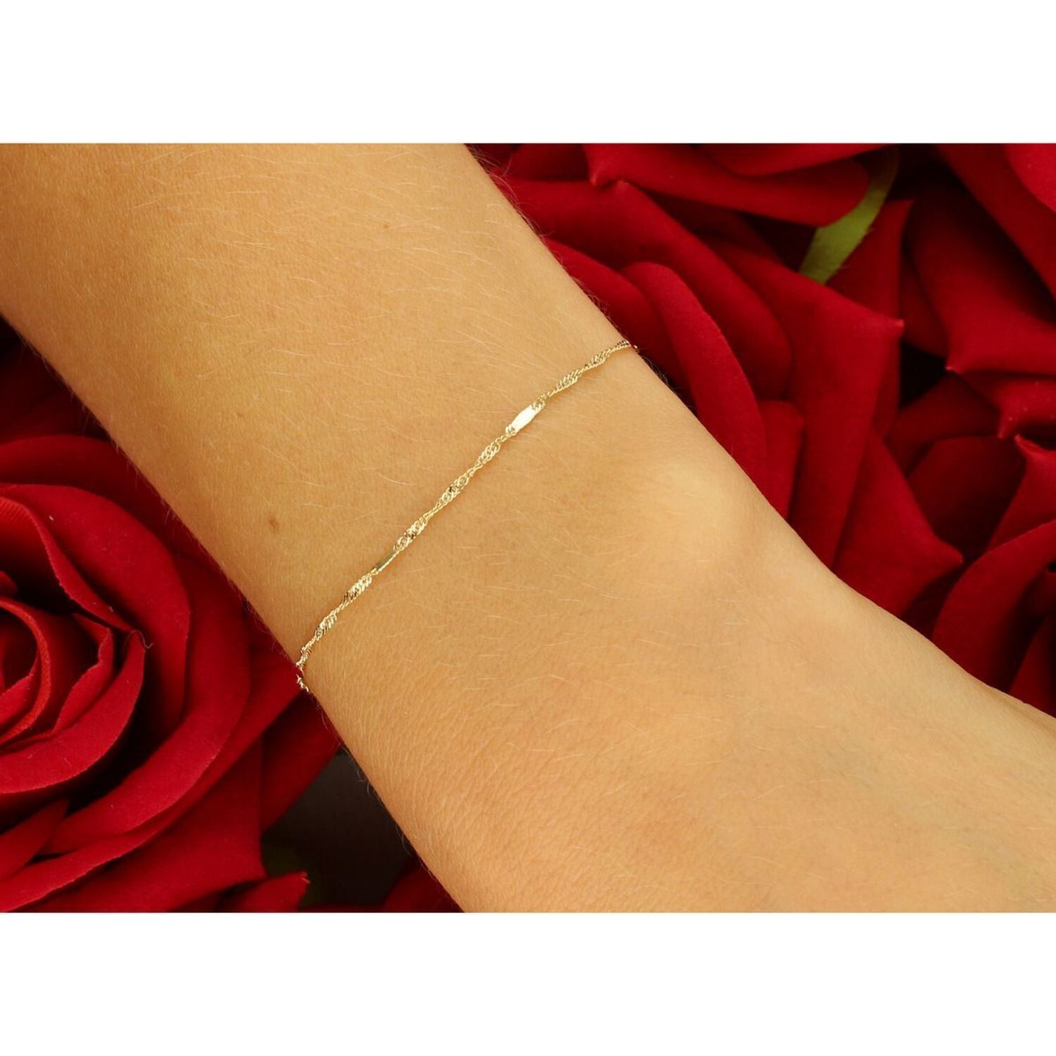 Delikatna złota bransoletka damska próby 585 w splocie Singapur, szerokość 1,5 mm, zdobiona małymi blaszkami. Długość regulowana 17 cm + 1 cm, waga 0,63 g, zapięcie na karabińczyk. 1.jpg